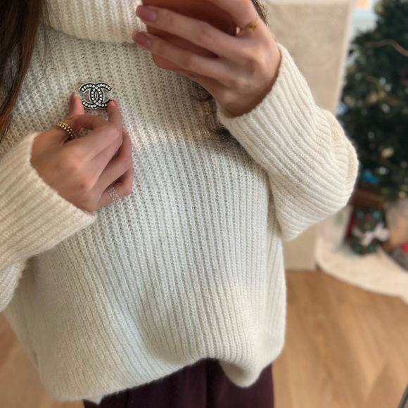 NWT brand new in box black and crystal authentic chanel brooch ✨ - Picture 2 of 3